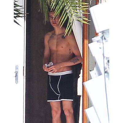 Justin Bieber trägt nur Slip & zeigt Muskeln