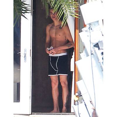 Justin Bieber trägt nur Slip & zeigt Muskeln