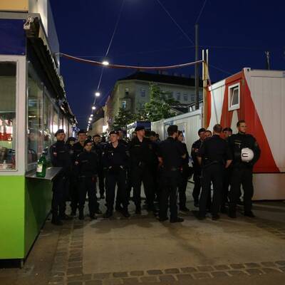 Brunnenmarkt: Rechte Mahnwache von Linken attackiert