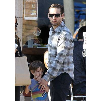 Tobey Maguire: Spaziergang mit Frau & Kids