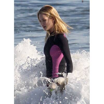 Rosie Huntington-Whitleley plantscht mit Hund im Meer