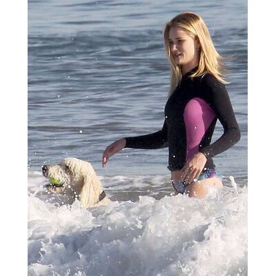 Rosie Huntington-Whitleley plantscht mit Hund im Meer