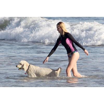 Rosie Huntington-Whitleley plantscht mit Hund im Meer