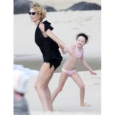 Karen Mulder (44) zeigt ihren sexy Strand-Body