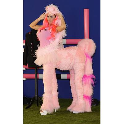 Katie Price trägt Plüsch & Hufe