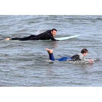 Liev Schreiber & der Mentalist beim Surfen