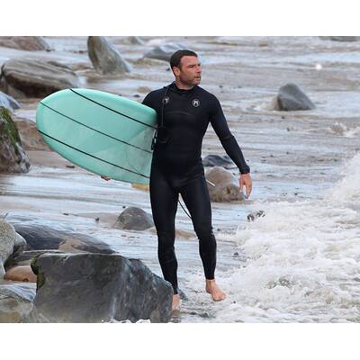 Liev Schreiber & der Mentalist beim Surfen