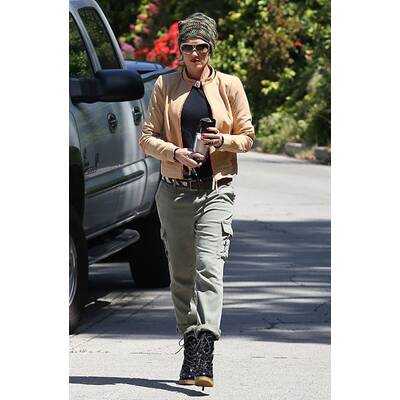 Gwen Stefani schütz sich vor Sonnenstrahlen