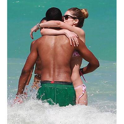 Doutzen Kroes räkelt sich am Strand