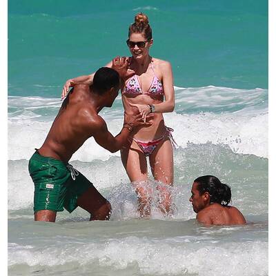 Doutzen Kroes räkelt sich am Strand