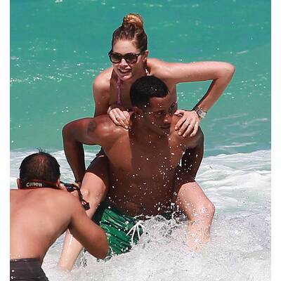 Doutzen Kroes räkelt sich am Strand
