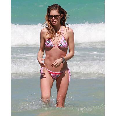 Doutzen Kroes räkelt sich am Strand