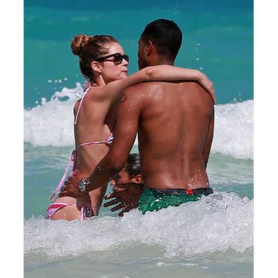 Doutzen Kroes räkelt sich am Strand