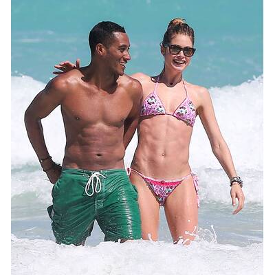 Doutzen Kroes räkelt sich am Strand