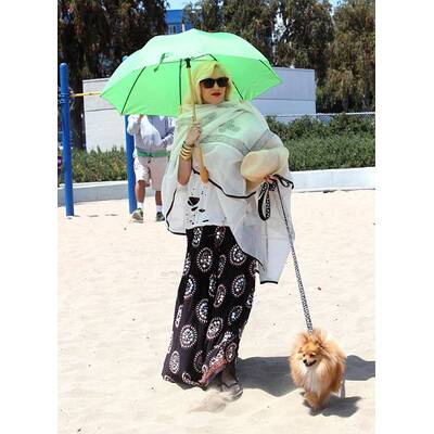 Gwen Stefani schütz sich vor Sonnenstrahlen