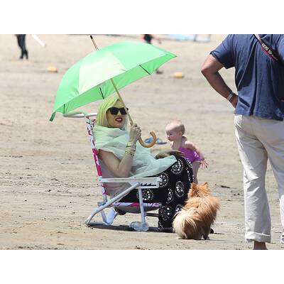 Gwen Stefani schütz sich vor Sonnenstrahlen