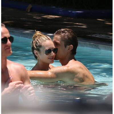 Candice Swanepoel turtelt mit Hermann Nicoli am Strand