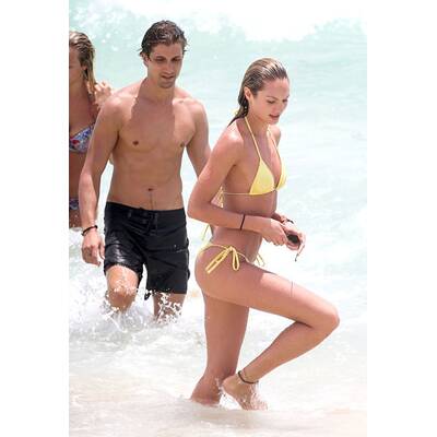 Candice Swanepoel turtelt mit Hermann Nicoli am Strand