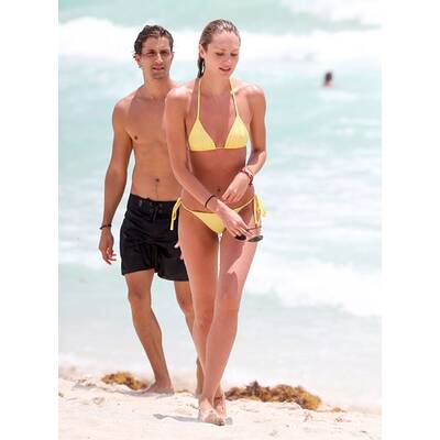 Candice Swanepoel turtelt mit Hermann Nicoli am Strand