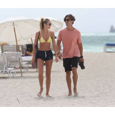 Candice Swanepoel turtelt mit Hermann Nicoli am Strand