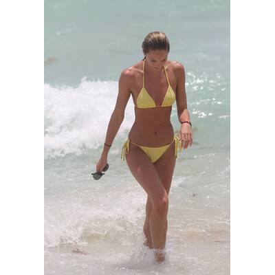 Candice Swanepoel turtelt mit Hermann Nicoli am Strand