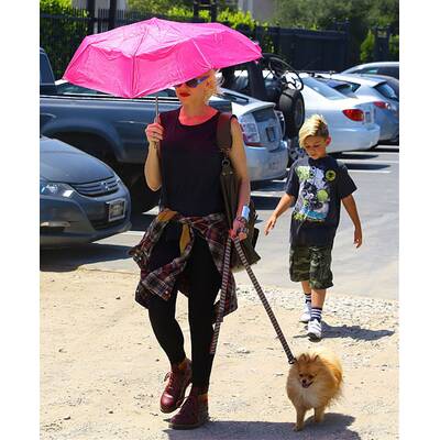 Gwen Stefani schütz sich vor Sonnenstrahlen