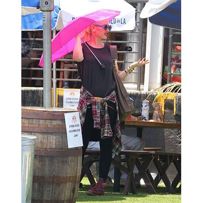 Gwen Stefani schütz sich vor Sonnenstrahlen