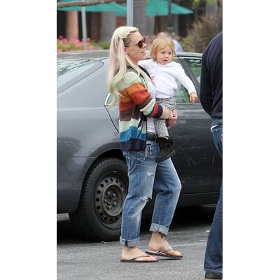 Pink mit Extensions & raspelkurzen Haaren