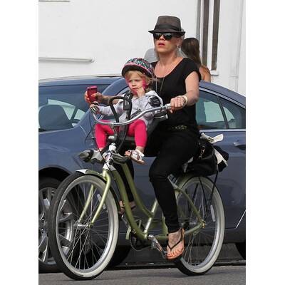 Pink mit Extensions & raspelkurzen Haaren