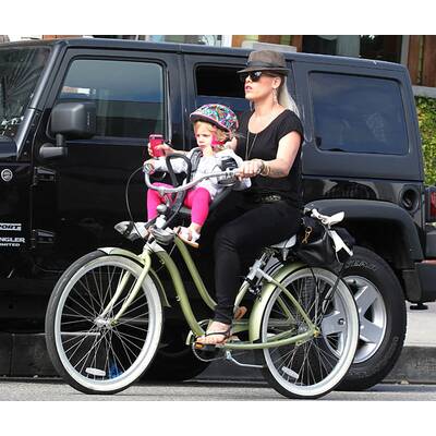 Pink mit Extensions & raspelkurzen Haaren