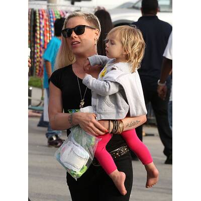 Pink mit Extensions & raspelkurzen Haaren