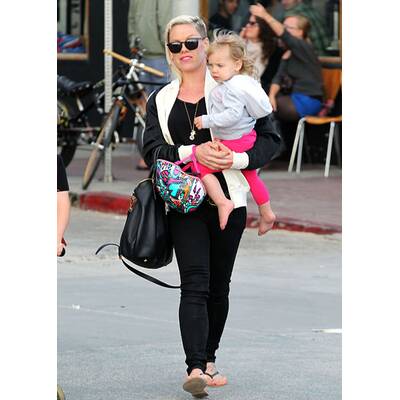 Pink mit Extensions & raspelkurzen Haaren