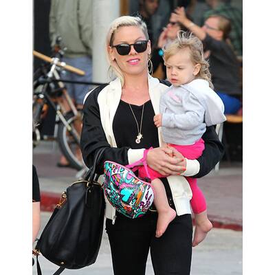 Pink mit Extensions & raspelkurzen Haaren