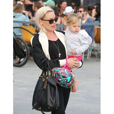 Pink mit Extensions & raspelkurzen Haaren