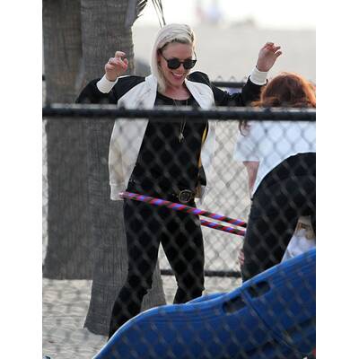 Pink mit Extensions & raspelkurzen Haaren