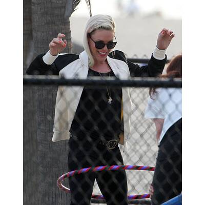 Pink mit Extensions & raspelkurzen Haaren