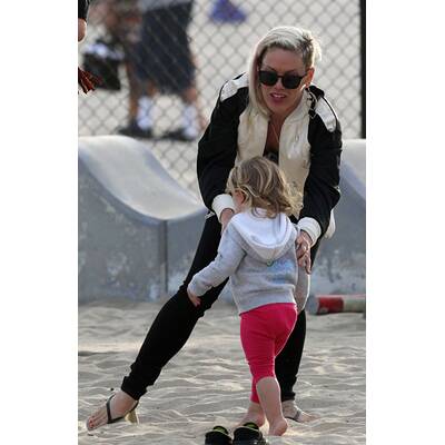 Pink mit Extensions & raspelkurzen Haaren