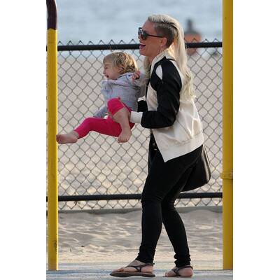 Pink mit Extensions & raspelkurzen Haaren