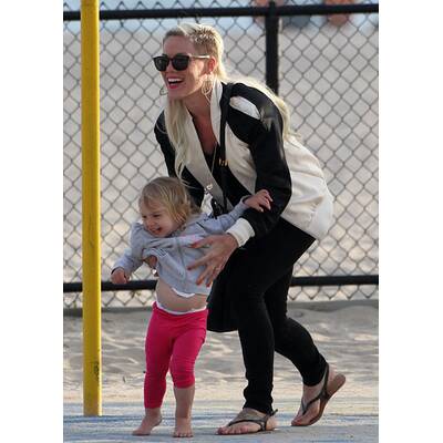 Pink mit Extensions & raspelkurzen Haaren