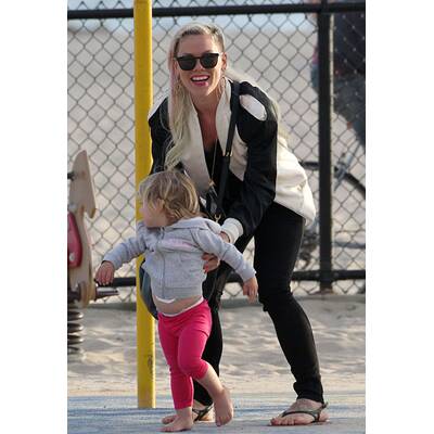 Pink mit Extensions & raspelkurzen Haaren