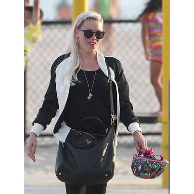 Pink mit Extensions & raspelkurzen Haaren