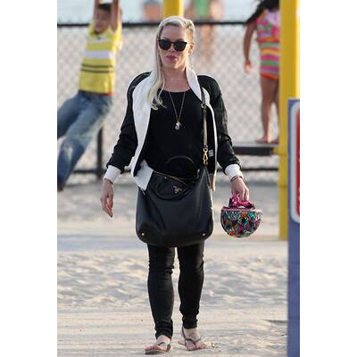 Pink mit Extensions & raspelkurzen Haaren