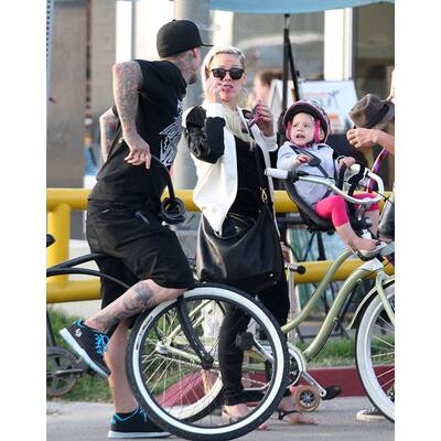 Pink mit Extensions & raspelkurzen Haaren