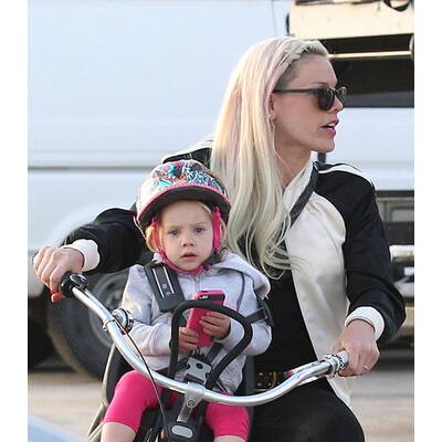 Pink mit Extensions & raspelkurzen Haaren