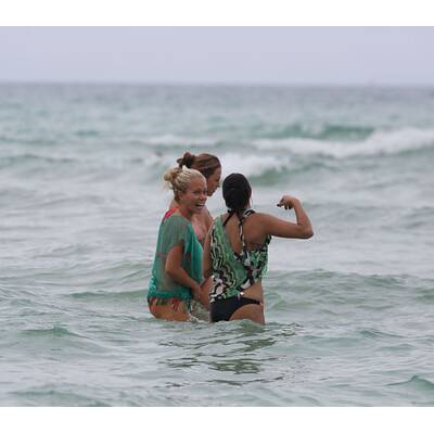 Kendra Wilkinson am Strand von Miami