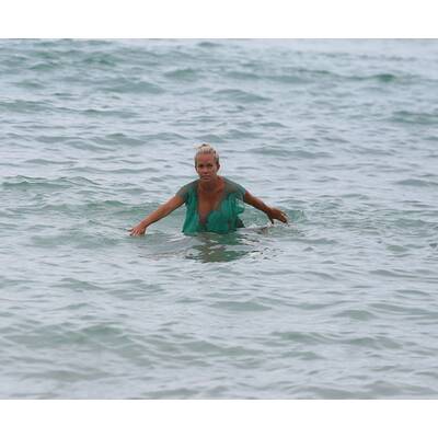 Kendra Wilkinson am Strand von Miami