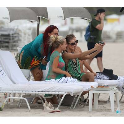 Kendra Wilkinson am Strand von Miami