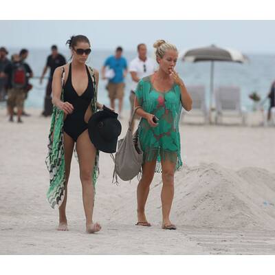 Kendra Wilkinson am Strand von Miami