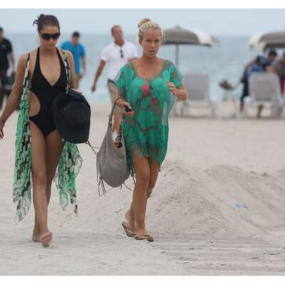 Kendra Wilkinson am Strand von Miami