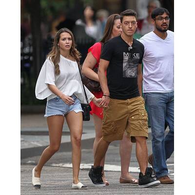 Mesut Özil zeigt seine neue Freundin